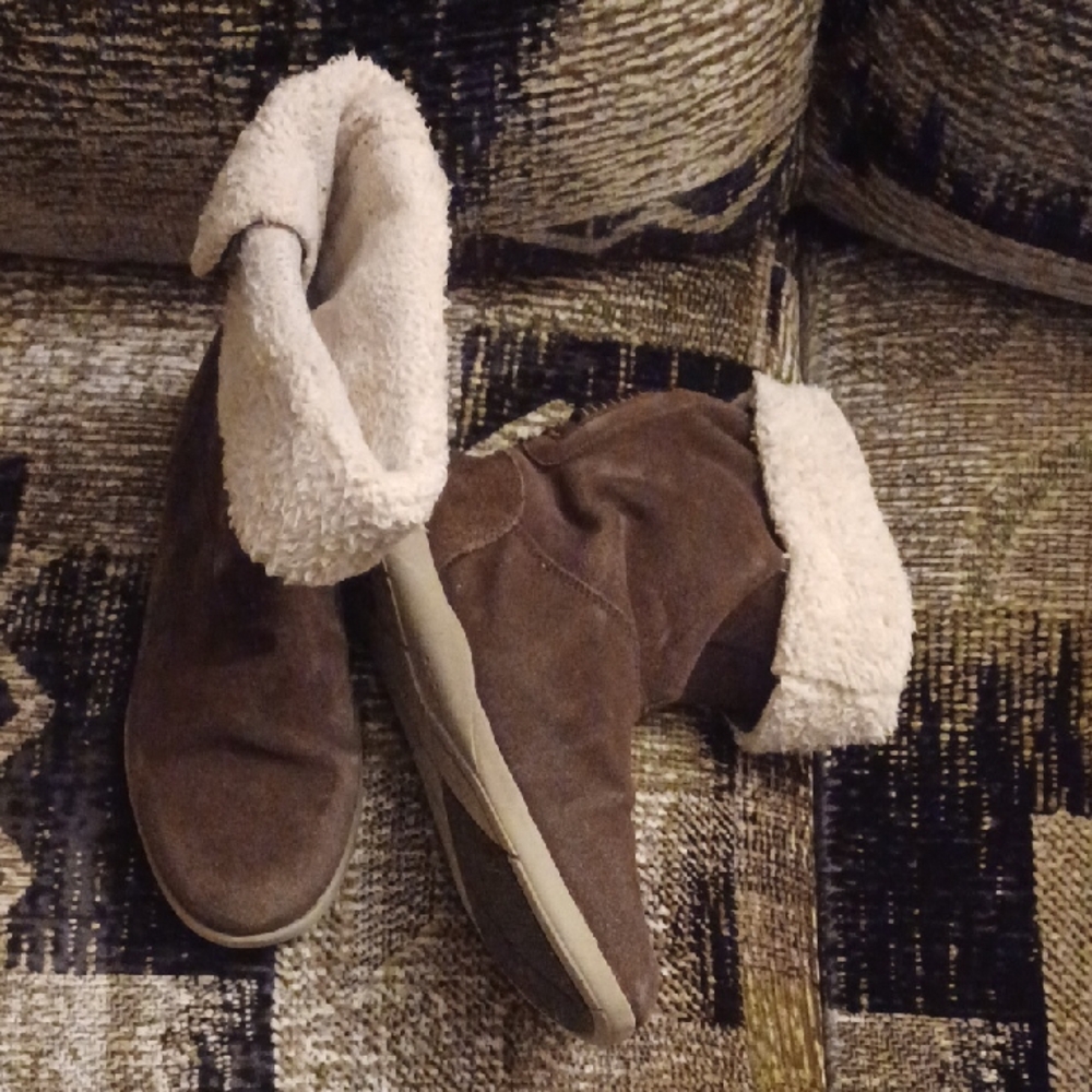 $4 Add-on Cozy Brown Crocs Boots - Size 8